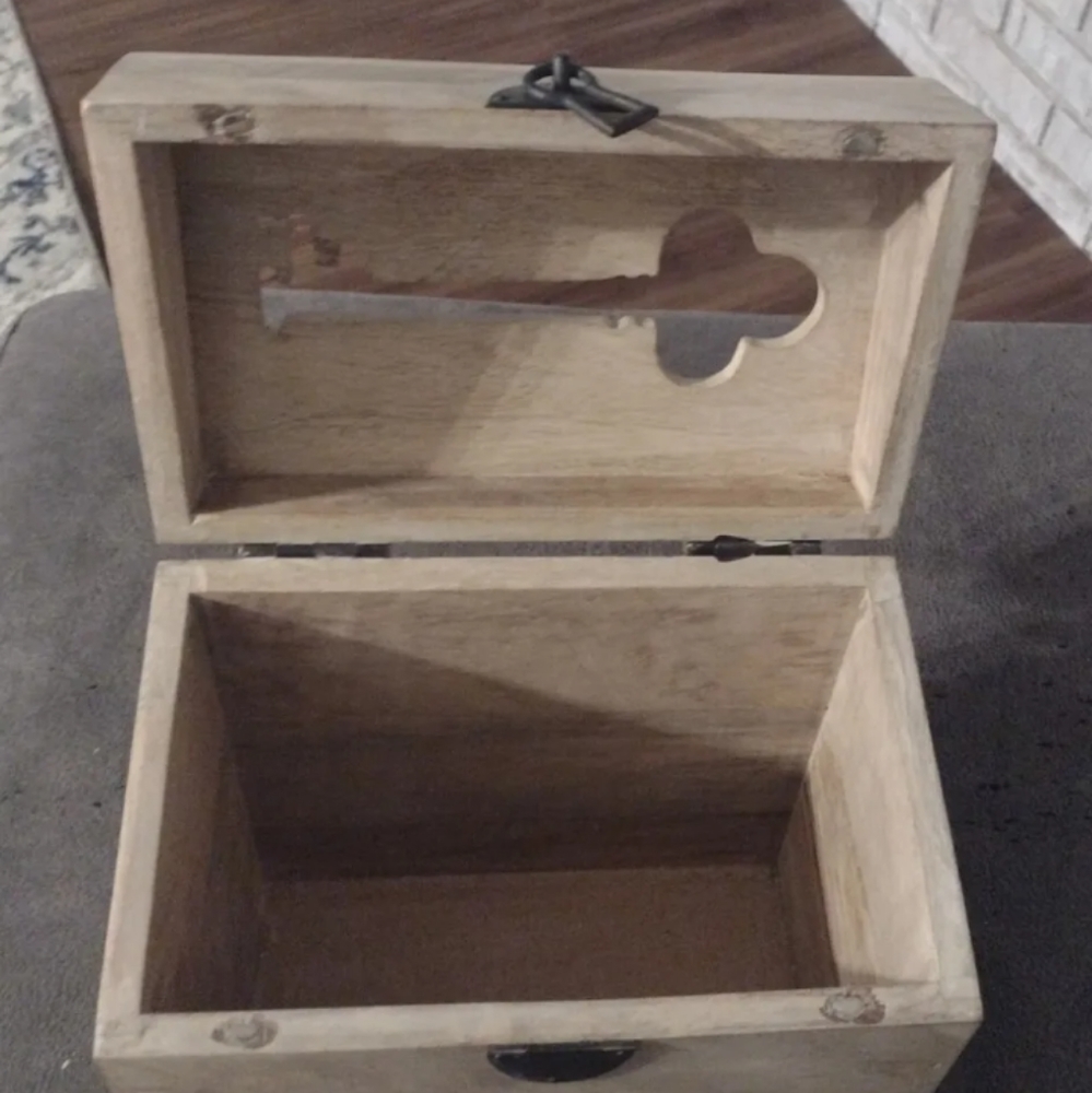 Keyhole decorative Box - Picture 3 of 3